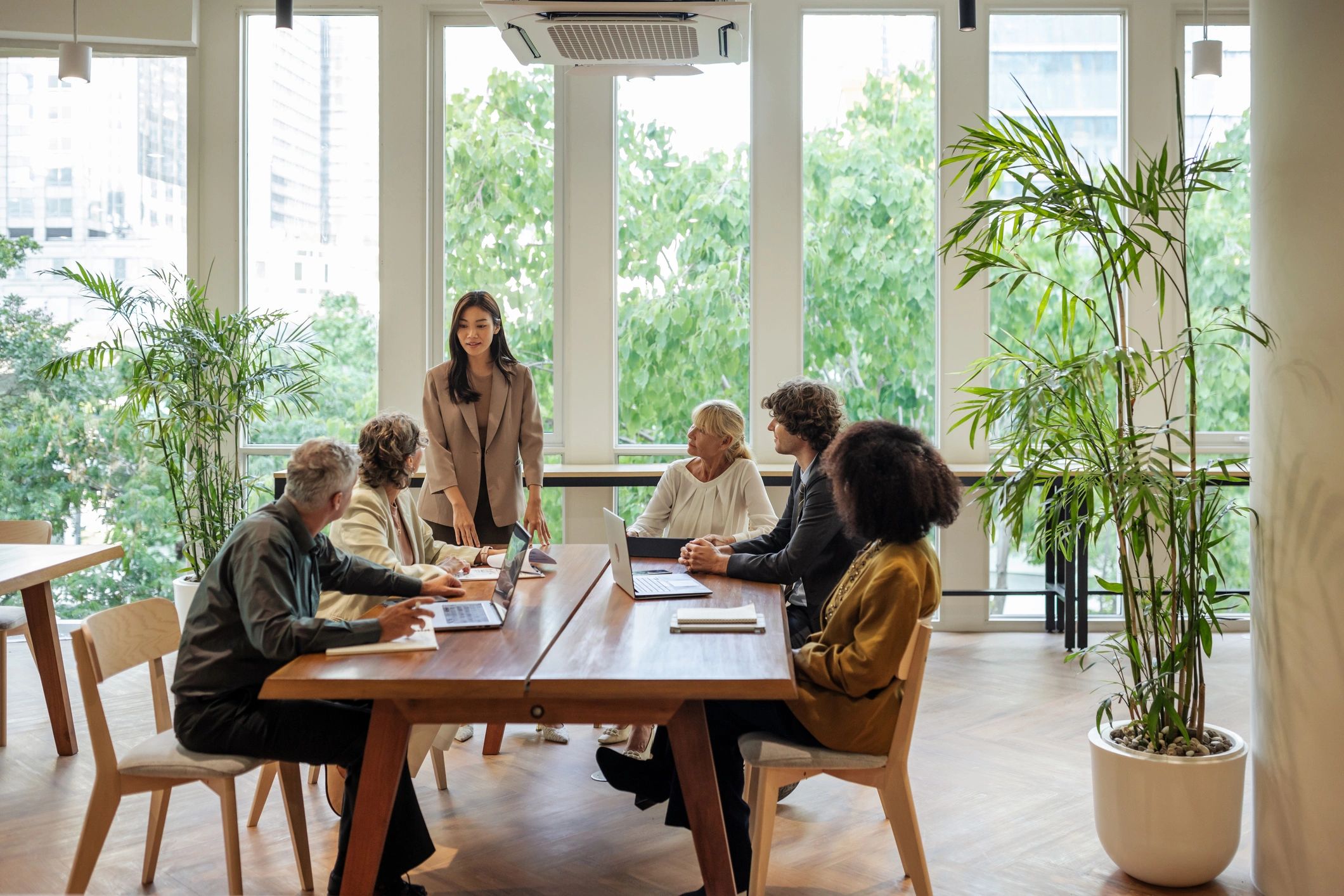 IT consultants meeting with business stakeholders